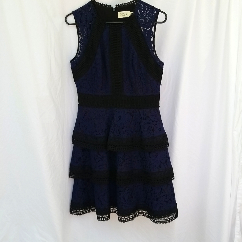 Eliza J women's sleeveless black/navy blue lace dress size 4